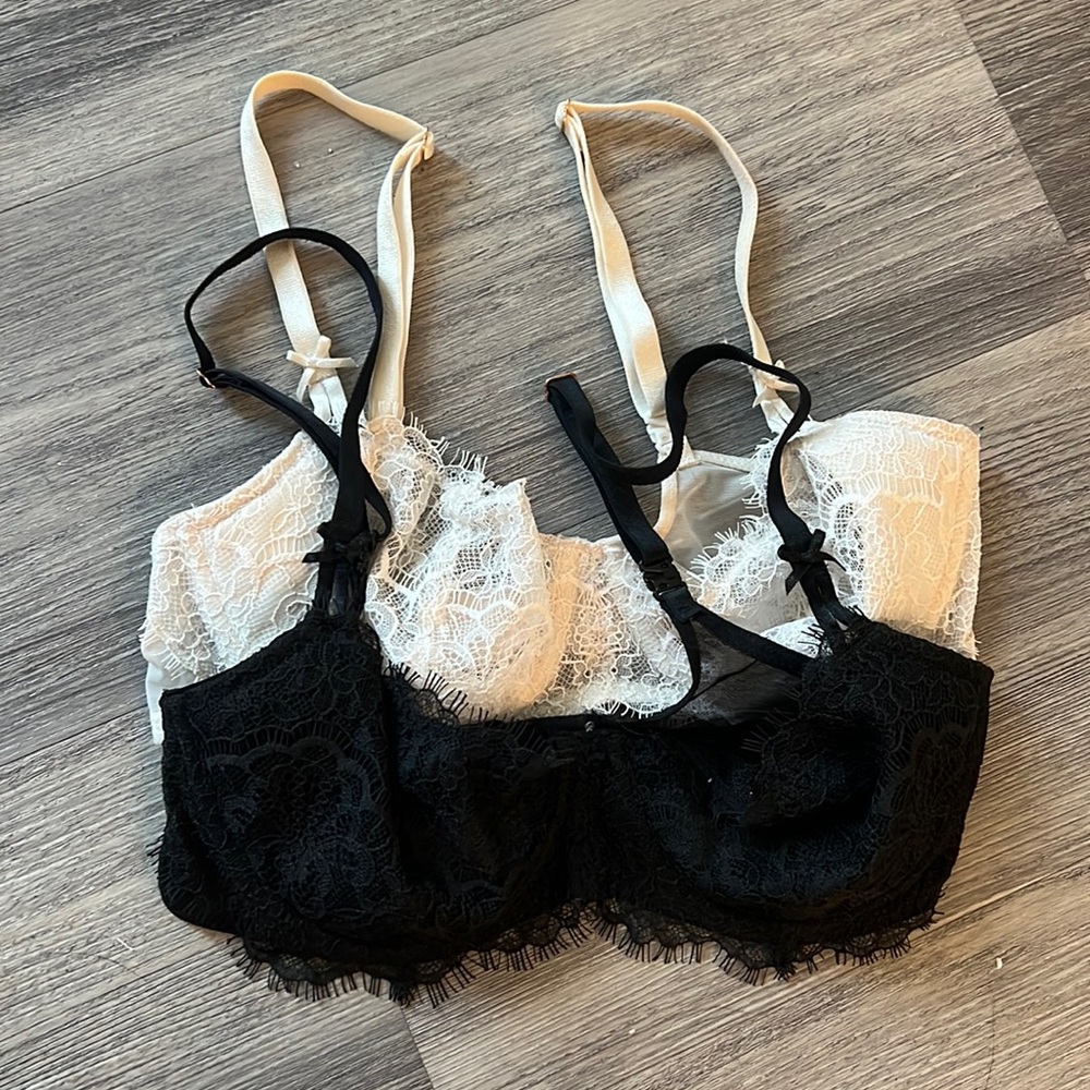 2 Victorias Secret bras